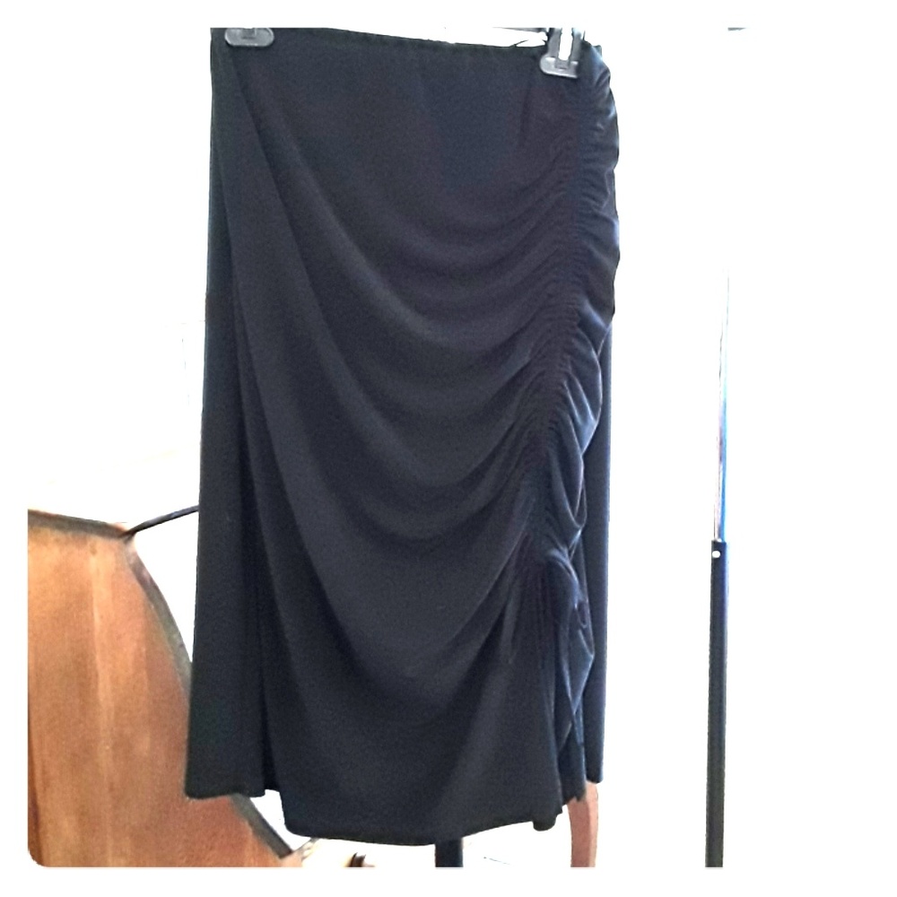 Stretchy black skirt